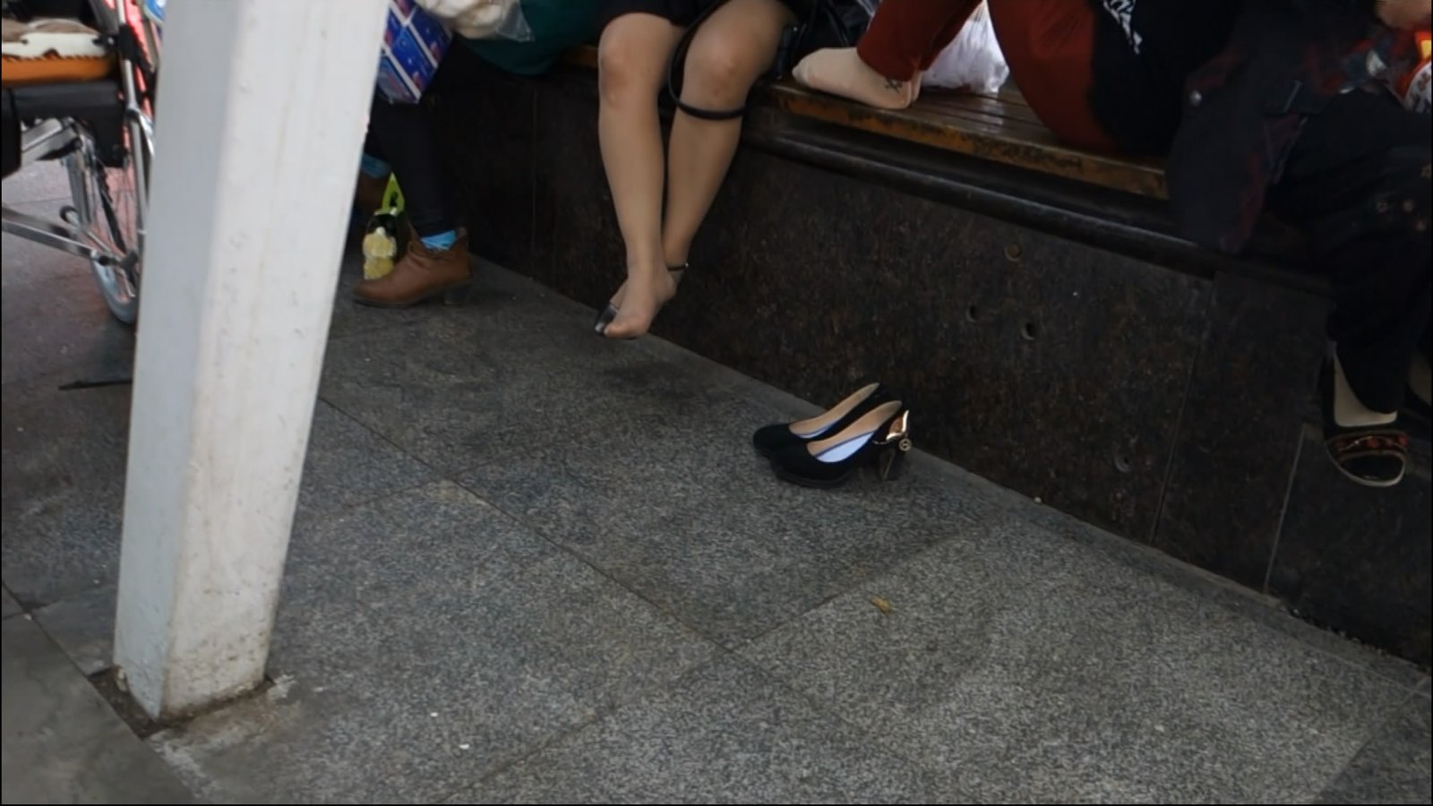 Nylon Leg Woman Sitting To Waiting Fatigue to Disappear.